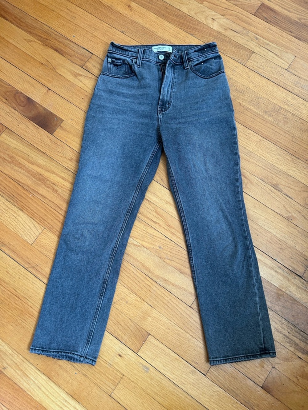 Abercrombie & Fitch Womens Straight Jeans in Washed Charcoal